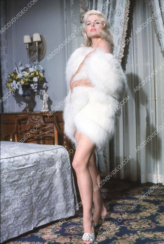 Martha Hyer wrapped in fur 8b20-18798