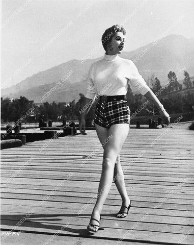 Martha Hyer showing off her legs in short shorts 8b20-18812