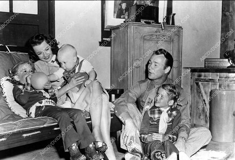 candid Dale Evans Roy Rogers at home w the kids 8b20-18942
