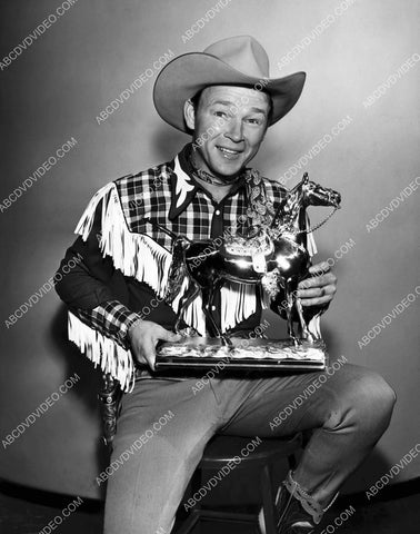 Roy Rogers w a statue of Trigger 8b20-18982