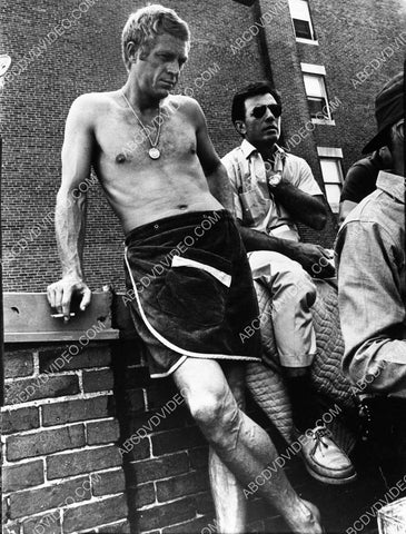 Steve McQueen waiting on set 8b20-19035