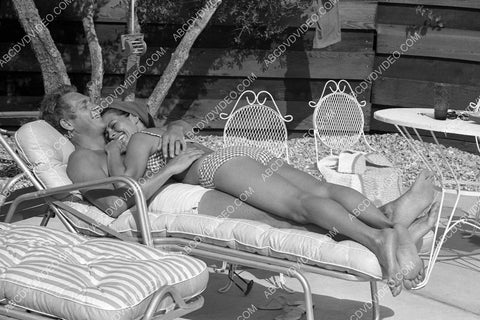 Steve McQueen Ali MacGraw in the backyard getting some sunshine 8b20-19051