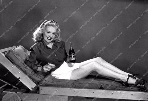 Alice Faye enjoys a sandwich and Royal Crown Cola 8b20-1905