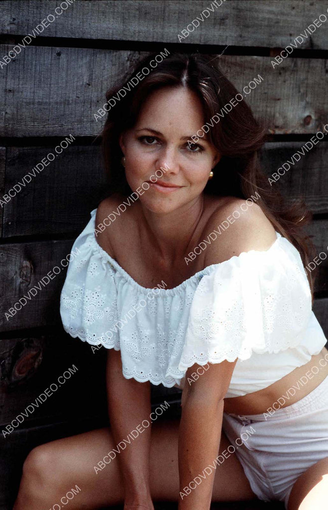 Sally Field outdoors portrait 8b20-19102 – ABCDVDVIDEO