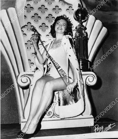 Miss USA Jackie Loughery w her trophy 8b20-19143