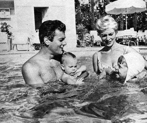 Tony Curtis Janet Leigh in the swimming pool w the kids 8b20-19171