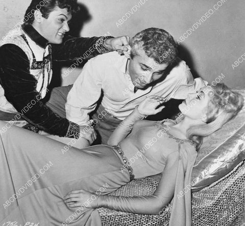 Jeff Chandler visits Tony Curtis & Janet Leigh on set film The Black Shield of Falworth 8b20-19173