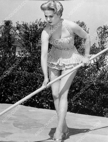 gorgeous Martha Hyer skimming the swimming pool 8b20-19953