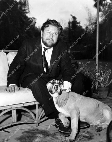 Peter Ustinov in the backyard w his dog 8b20-20054