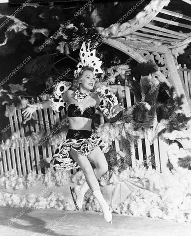 Sonja Henie in ice skating action 8b20-20117