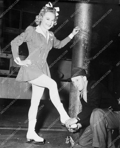 Sonja Henie gets her skates adjusted 8b20-20119