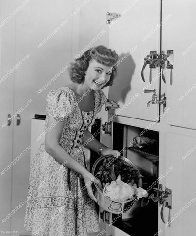 Sonja Henie prepares a salad in the kitchen 8b20-20123