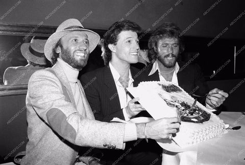 Andy Maurice Robin Gibb The Bee Gees and cool birthday cake 8b20-2031