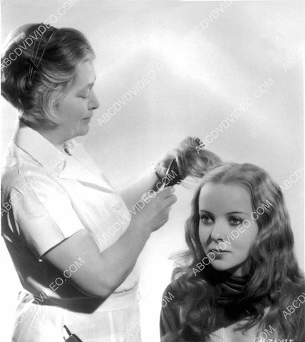 Ida Lupino in the makeup chair getting her hair done 8b20-20327