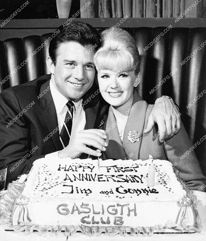 James Stacy Connies Stevens get anniversary cake at The Gaslight Club 8b20-20403