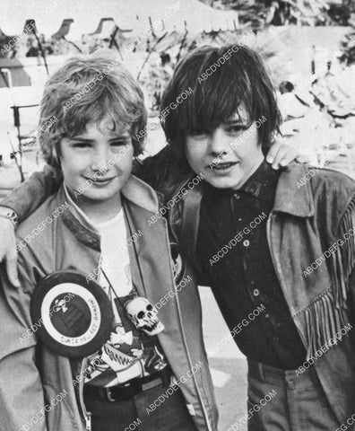 Mark Lester Jack Wild candid on set film Oliver 8b20-20437