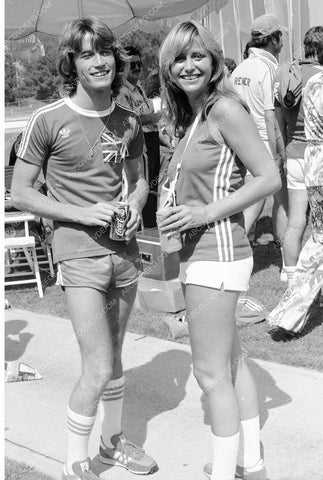 Andy Gibb and I don't know who relaxing with a Coke 8b20-2066