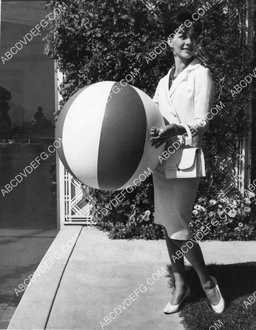 Natalie Wood w a giant beach ball 8b20-20681