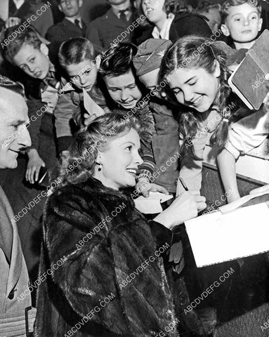 candid Rhonda Fleming signing autographs for fans 8b20-20700