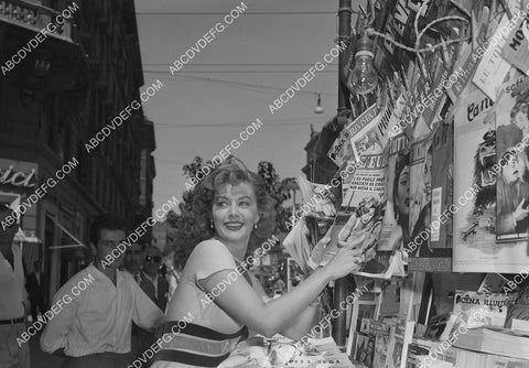 candid Rhonda Fleming at a magazine stand 8b20-20704