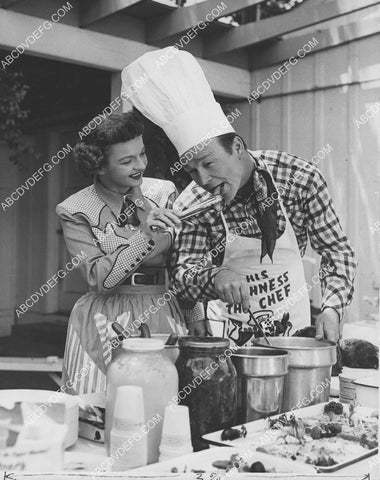 candid Dale Evans Roy Rogers cooking up some fun 8b20-20729