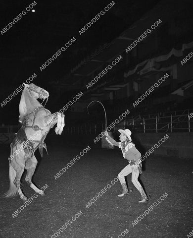 Roy Rogers in the arena w Trigger 8b20-20734