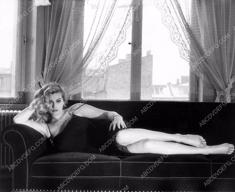 beautiful Anita Ekberg lying on the couch 8b20-2191