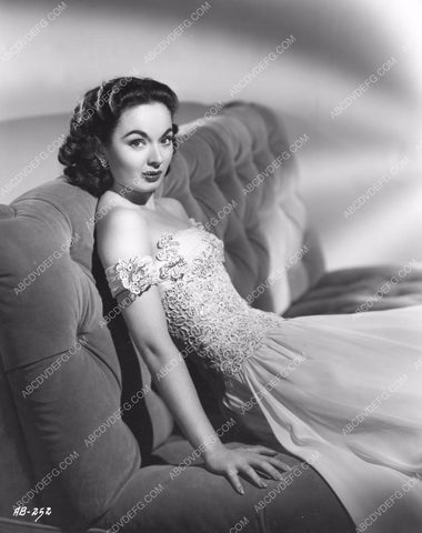 Ann Blythe portrait 8b20-2295