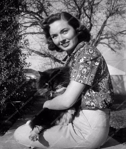 Ann Blythe enjoys the outdoors with her cat 8b20-2303