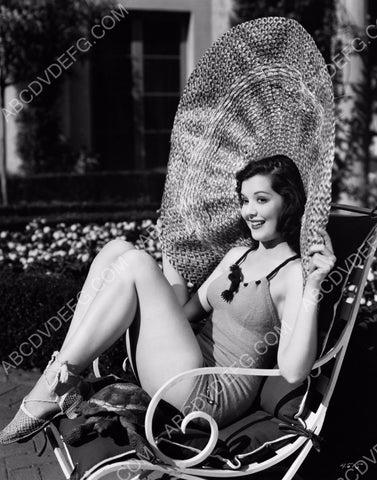 gorgeous Ann Rutherford in swimsuit and giant sun hat 8b20-2397