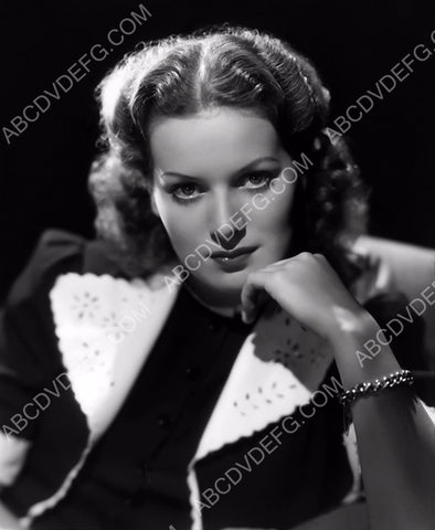 contemplative Maureen O'Hara portrait 8b20-2732