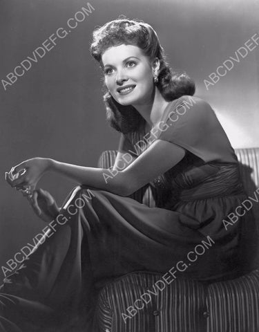 seated Maureen O'Hara portrait 8b20-2733