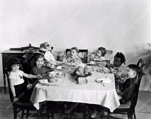 Our Gang Darla Scotty Spanky Alfalfa Petey Buckwheat all sit down to dine 8b20-2787