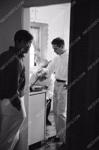 Anthony Perkins takes a whiff of Paul Newman's cooking 8b20-2993