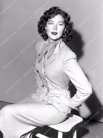 gorgeous Ava Gardner sits down between takes 8b20-3016