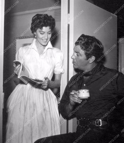 candid Ava Gardner show Robert Taylor something funny in magazine 8b20-3029