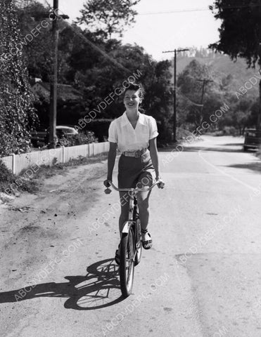 candid photo Ava Gardner puts the sandles on takes bicycle for a ride 8b20-3060