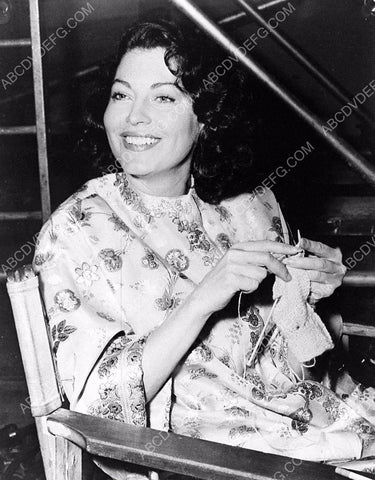 Ava Gardner does a little knitting between takes 8b20-3083