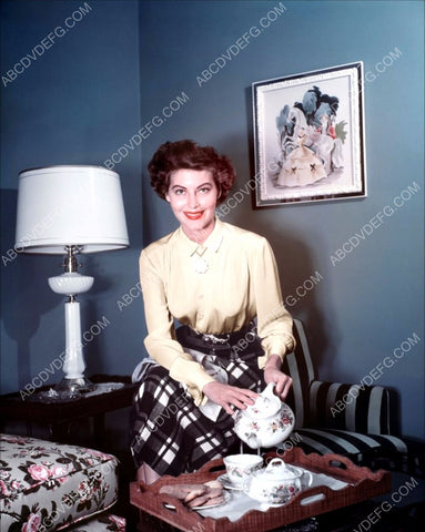 lovely Ava Gardner pouring some tea at home 8b20-3100