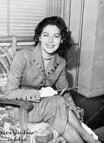 Ava Gardner looks like her tootsies need a rest 8b20-3118