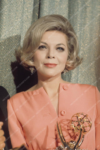 beautiful Barbara Bain gets Emmy Award 8b20-3175