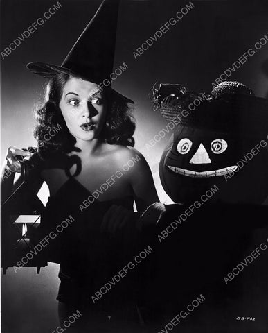 sexy witch Barbara Bates Halloween pinup cheesecake w jack-o-lantern 8b20-3229