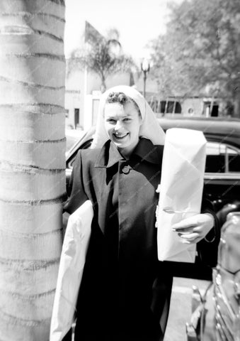 candid photo Barbara Hale gets home with some goodies 8b20-3289