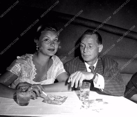 candid news photo Barbara Payton dining out with 8b20-3378