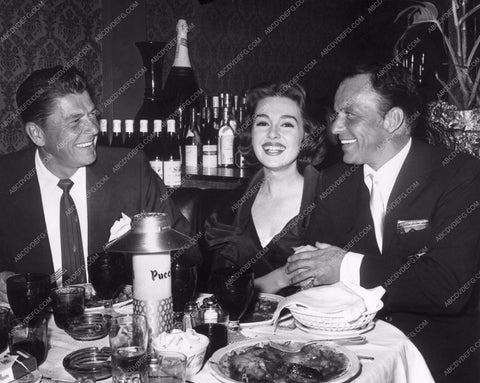 candid photo Ronald Reagan Barbara Rush Frank Sinatra dining out 8b20-3421