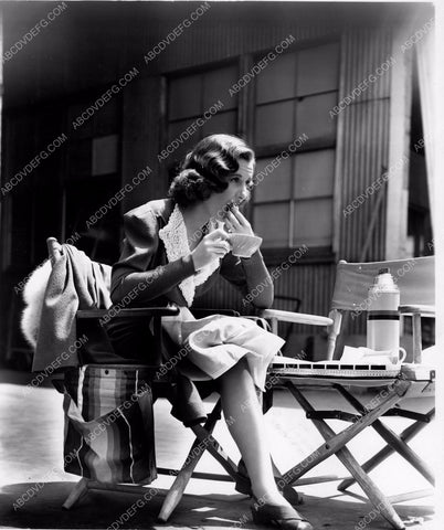 Barbara Stanwyck enjoys sandwich and coffee behind the scenes 8b20-3455