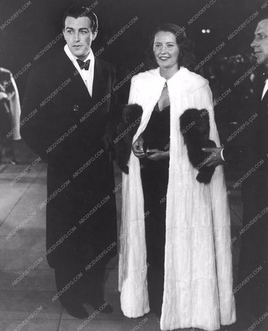 Robert Taylor Barbara Stanwyck arrive film premiere 8b20-3475