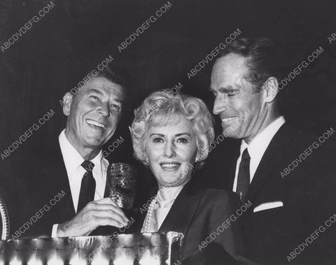 great candid Ronald Reagan Barbara Stanwyck Charlton Heston 8b20-3490