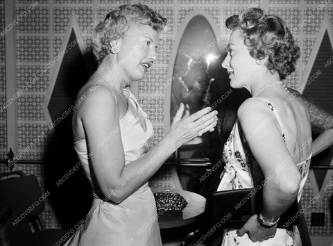 candid Barbara Stanwyck and I can't tell who 8b20-3543