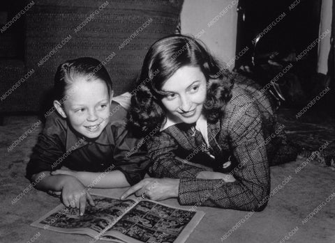 Barbara Stanwyck and a kid read a comic book cool pic 8b20-3551